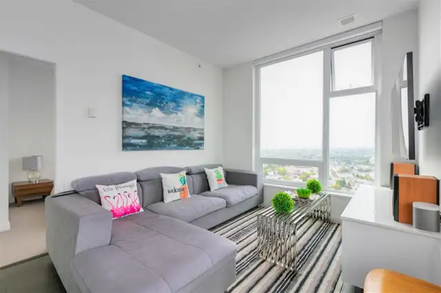 Stunning Sub-Penthouse with 270° Views: Downtown & North Shore - Photo 10