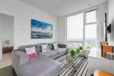 Stunning Sub-Penthouse with 270° Views: Downtown & North Shore - Photo 10