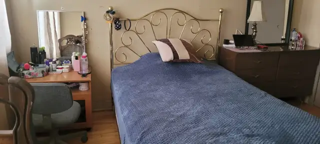 Chambre meublée disponible pour une femme proche de métro Sauvé - Photo 2