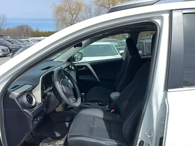 2015 Toyota RAV4 XLE - Photo 8