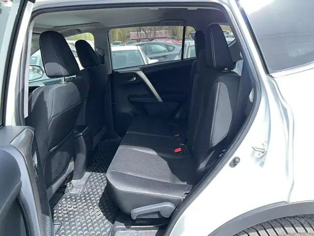 2015 Toyota RAV4 XLE - Photo 9