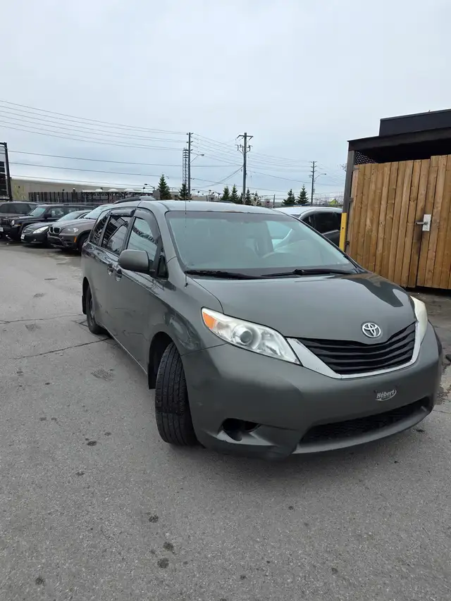 2011 Toyota Sienna Base - Photo 2