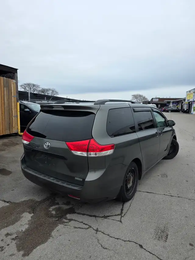 2011 Toyota Sienna Base - Photo 3