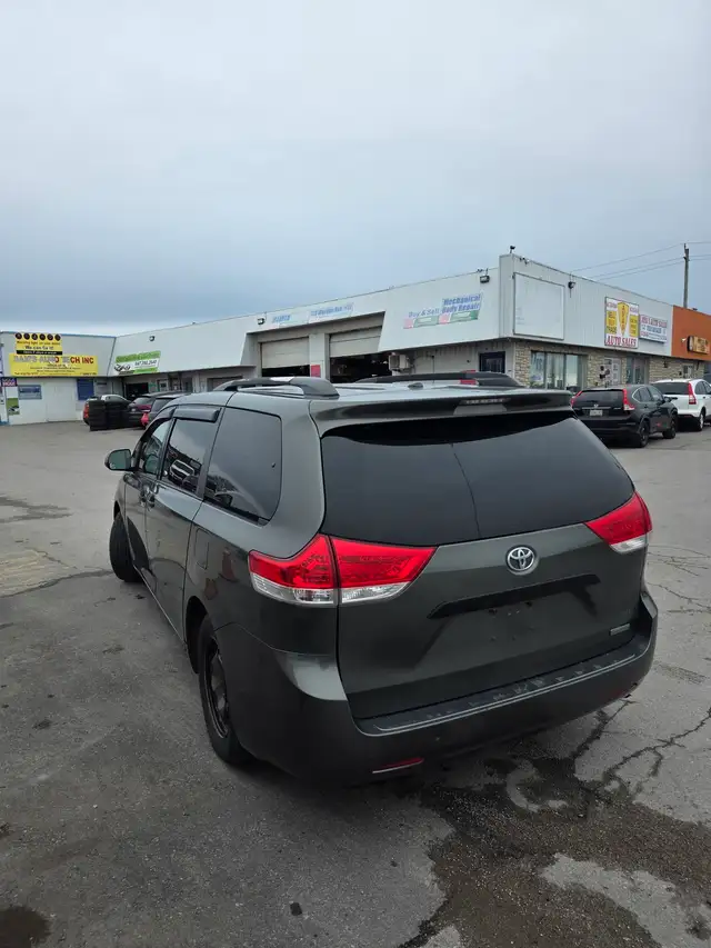 2011 Toyota Sienna Base - Photo 4