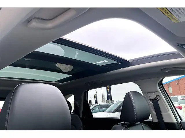 2025 Kia Sorento AWD | LEATHER | PANORAMIC SUNROOF | BLIND SPOT - Photo 15