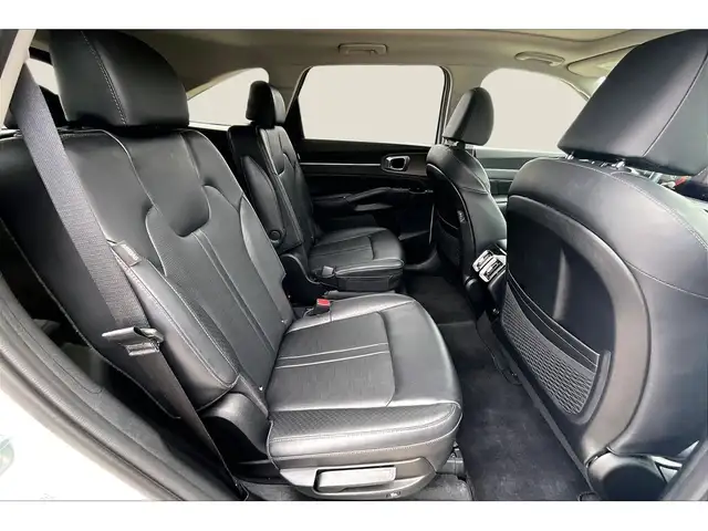 2025 Kia Sorento AWD | LEATHER | PANORAMIC SUNROOF | BLIND SPOT - Photo 19