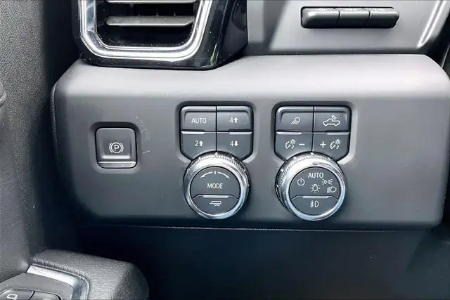 2024 GMC Sierra 3500HD Denali DENALI, 6.6L, TECHNOLOGY PACKAG... - Photo 26