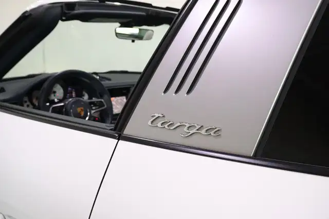 2019 Porsche 911 Targa 4S | PURE WHITE | ONTARIO CAR - Photo 16