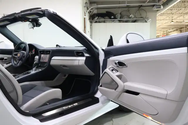 2019 Porsche 911 Targa 4S | PURE WHITE | ONTARIO CAR - Photo 34