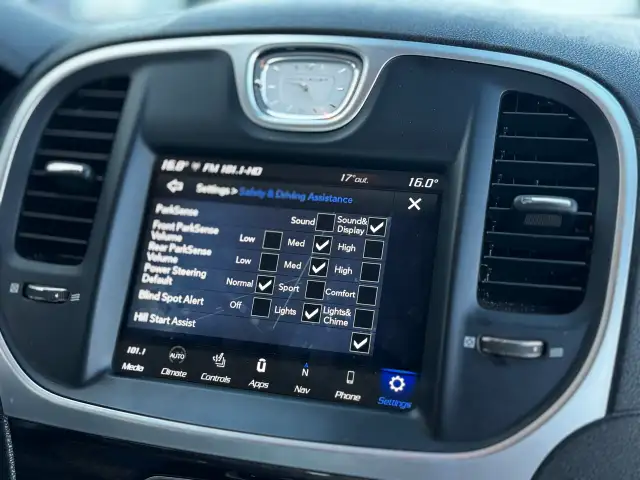 2022 CHRYSLER 300 - Photo 18