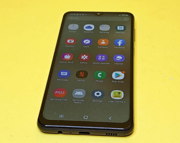 SAMSUNG GALAXY A12 CELLULAIRE 32GB ANDROID CELL PHONE DEBLOQUE/ - Photo 2