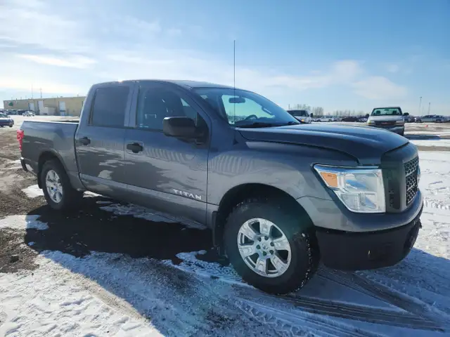 2017 Nissan Titan - Photo 2