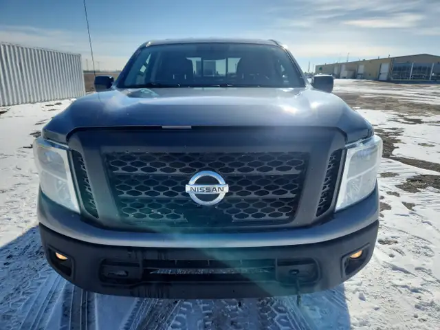 2017 Nissan Titan - Photo 8