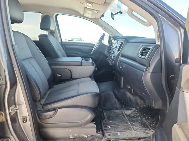 2017 Nissan Titan - Photo 16