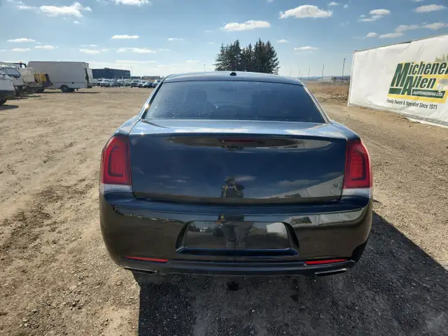 2016 Chrysler 300 - Photo 8