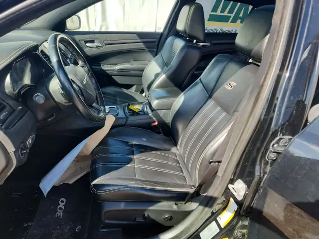 2016 Chrysler 300 - Photo 9