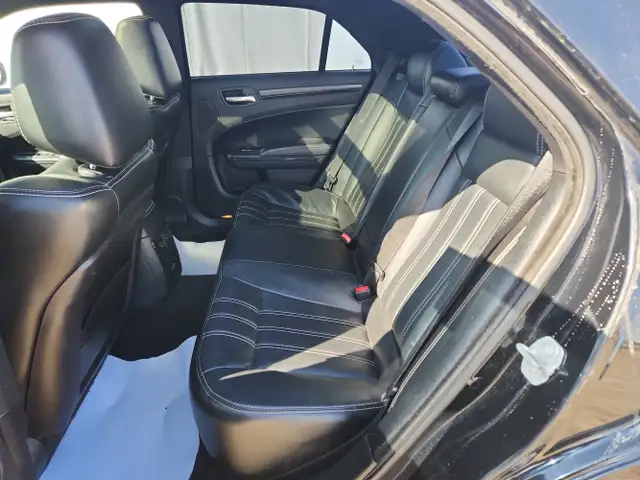 2016 Chrysler 300 - Photo 10