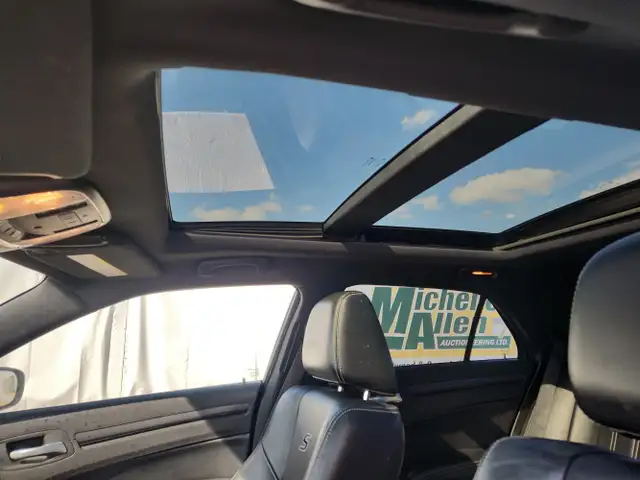 2016 Chrysler 300 - Photo 11