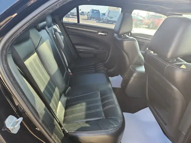 2016 Chrysler 300 - Photo 13