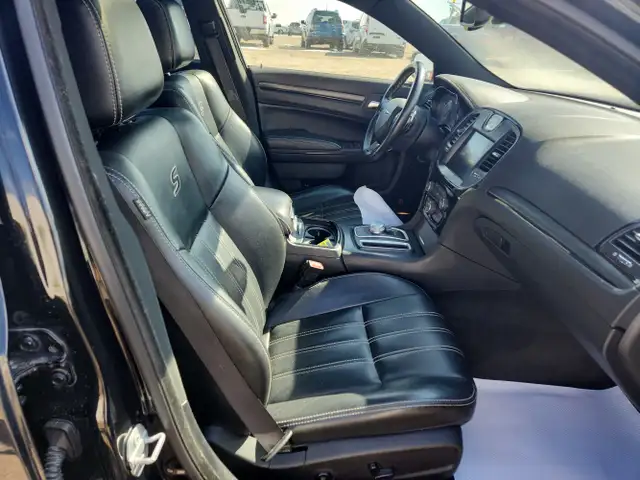 2016 Chrysler 300 - Photo 14