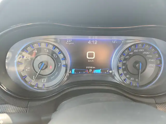 2016 Chrysler 300 - Photo 16