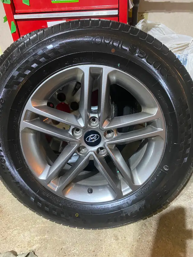 4 Hyundai Santa Fa Rims and Tires - Photo 2
