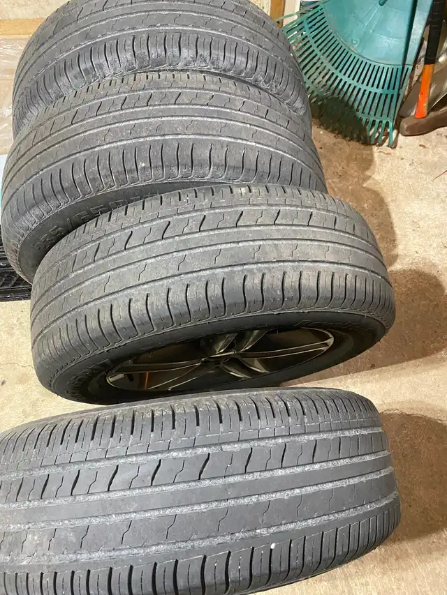 4 Hyundai Santa Fa Rims and Tires - Photo 3