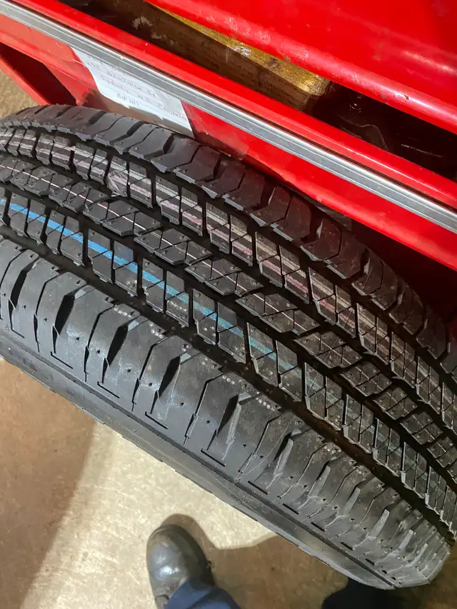 4 Hyundai Santa Fa Rims and Tires - Photo 6