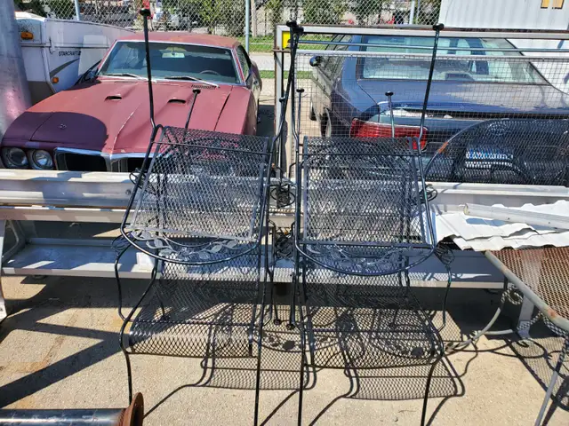 ROD IRON FOUR CHAIRS AND TABLE 1970'S $400.00 - Photo 2