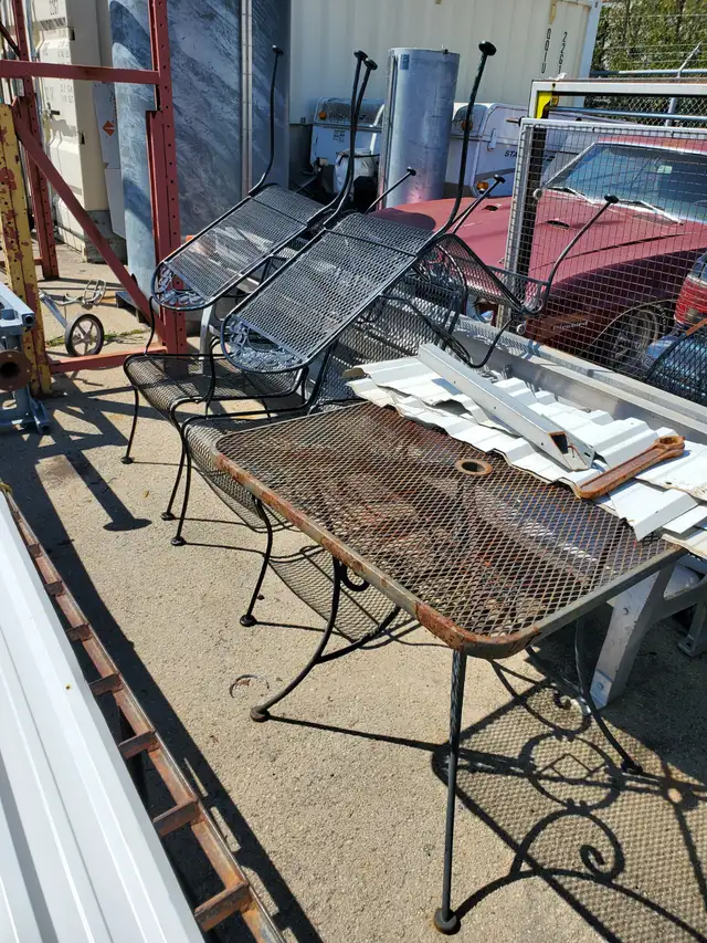 ROD IRON FOUR CHAIRS AND TABLE 1970'S $400.00 - Photo 4