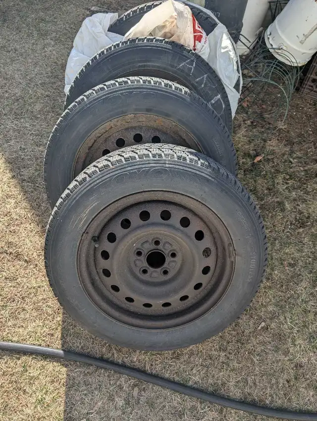 4 Pneus d'hiver avec roues 15 pouces (185/65R15)