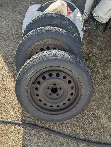 4 Pneus d'hiver avec roues 15 pouces (185/65R15)