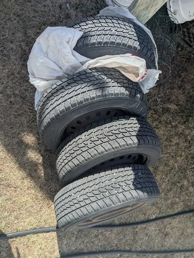 4 Pneus d'hiver avec roues 15 pouces (185/65R15) - Photo 2