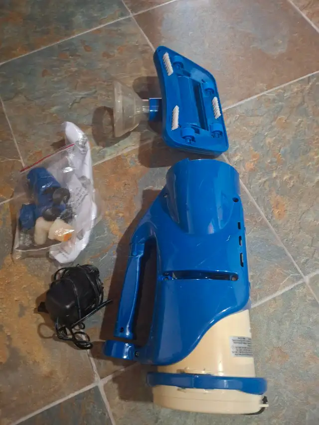 Pool Vacuum - Photo 2