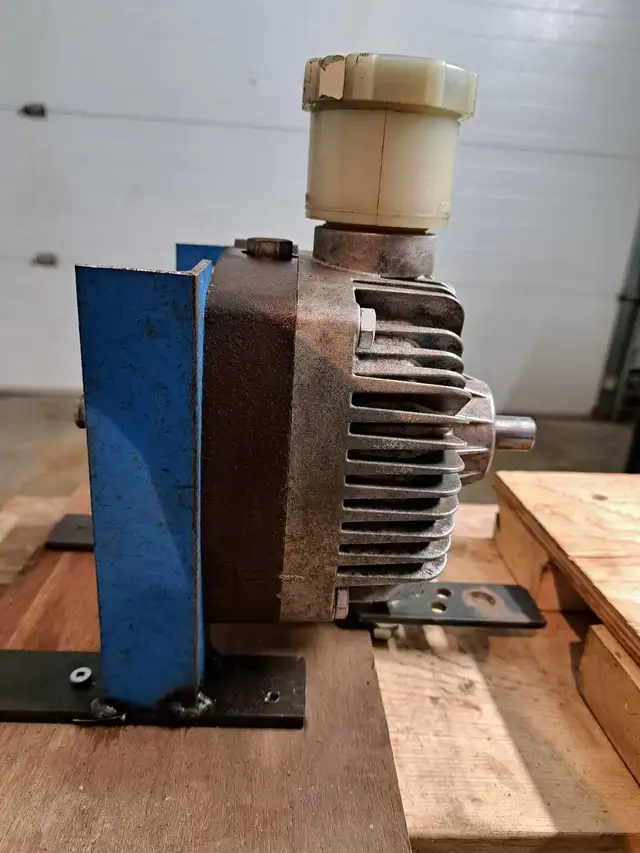 Hydrostatic Transmission for Walker T23 Mower - Photo 2