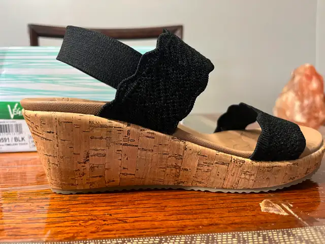 NEW - SKETCHERS Ladies Sandals with Luxe Foam (sz 8.5) $30!