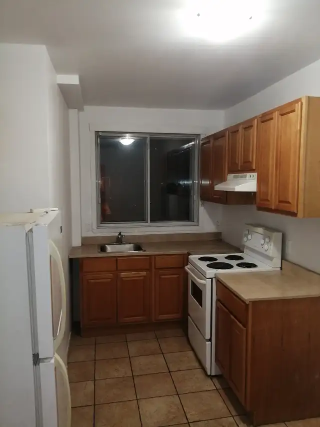 Beau 2 1/2 À LOUER – Libre- MÉTRO PARC - Photo 2