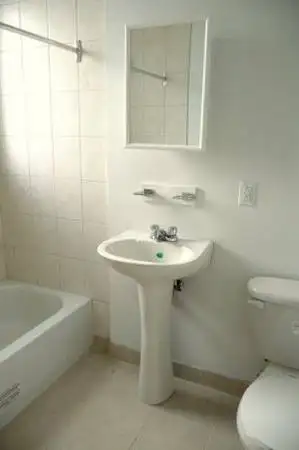 Beau 2 1/2 À LOUER – Libre- MÉTRO PARC - Photo 5