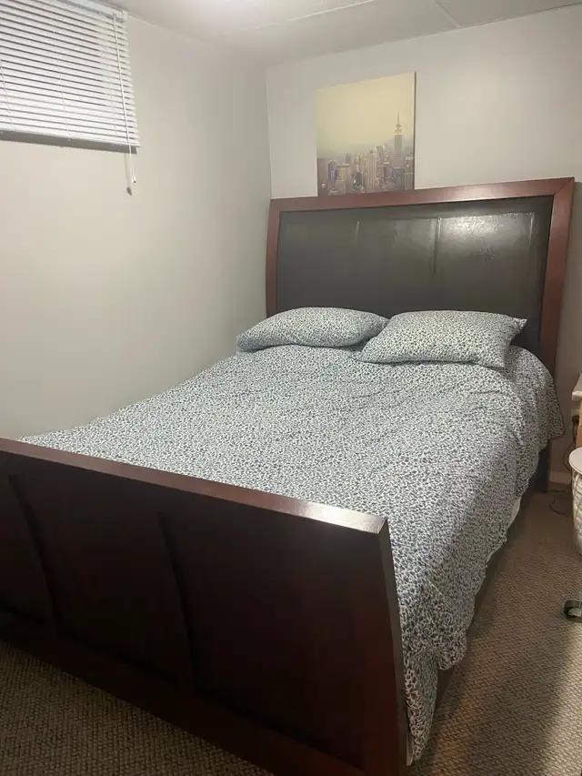 Queen size sleigh bed with mattress - Photo 2