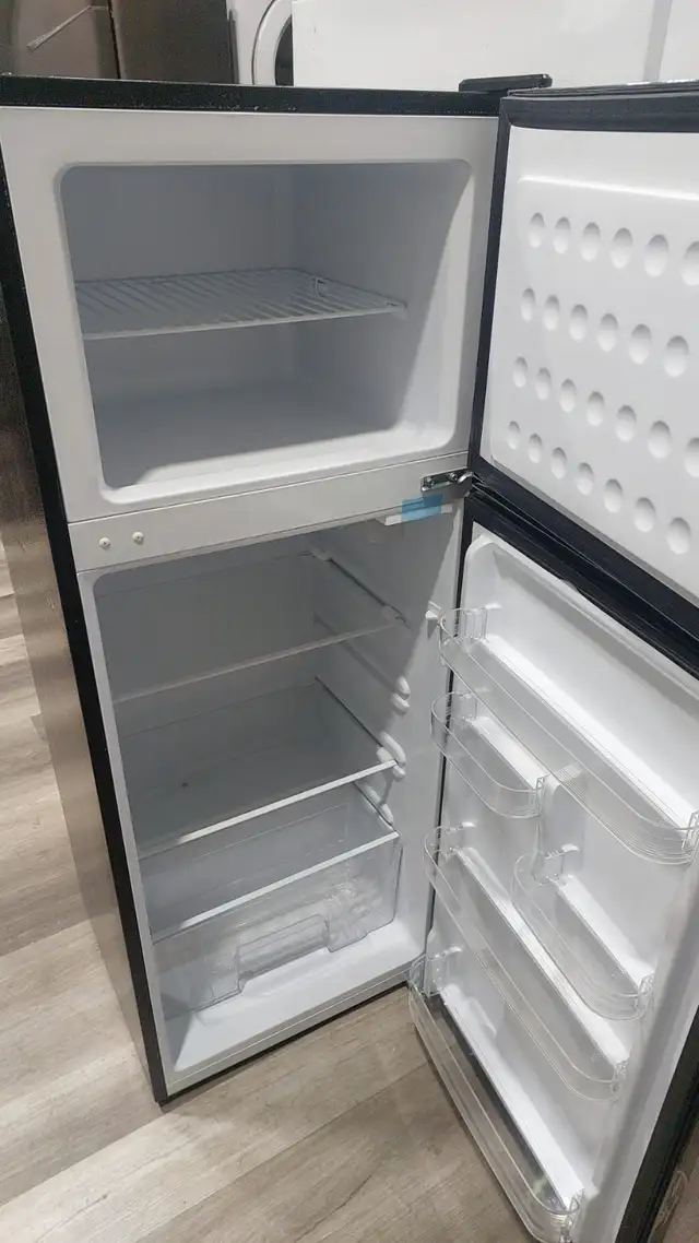 Fridge - Frigidaire 7.5 Cu Ft EFR780 Top - Freezer Black - New - Photo 2