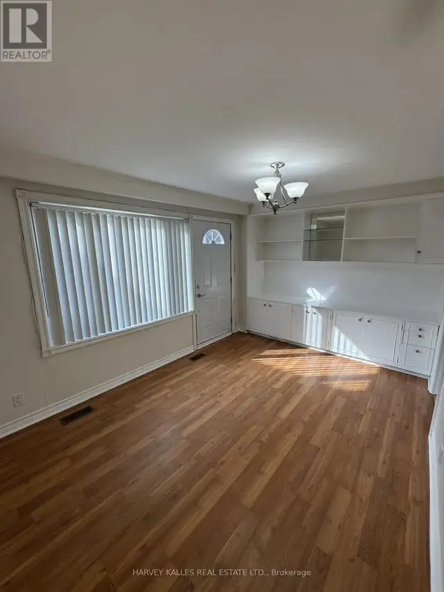 Three ROOMS $900 to 1,100 each shared side split Bathurst Manor - Photo 2