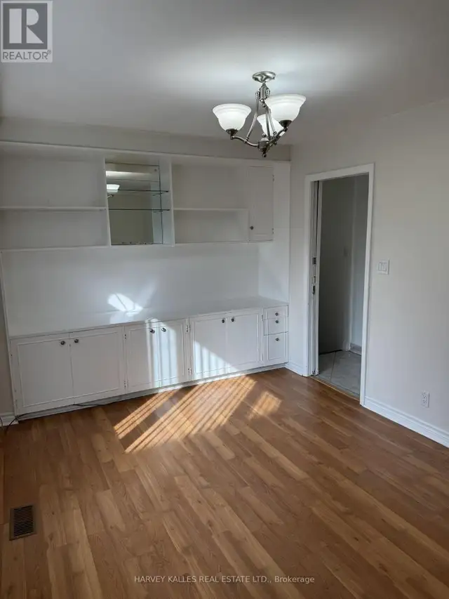 Three ROOMS $900 to 1,100 each shared side split Bathurst Manor - Photo 3