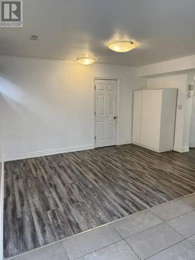 Three ROOMS $900 to 1,100 each shared side split Bathurst Manor - Photo 4