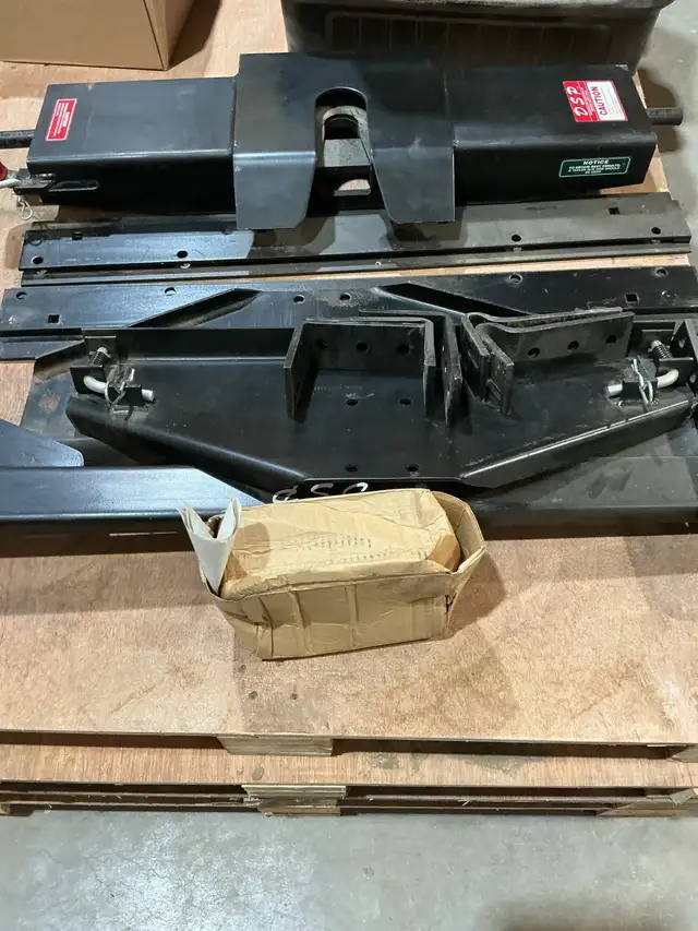 5th wheel hitch - Photo 2