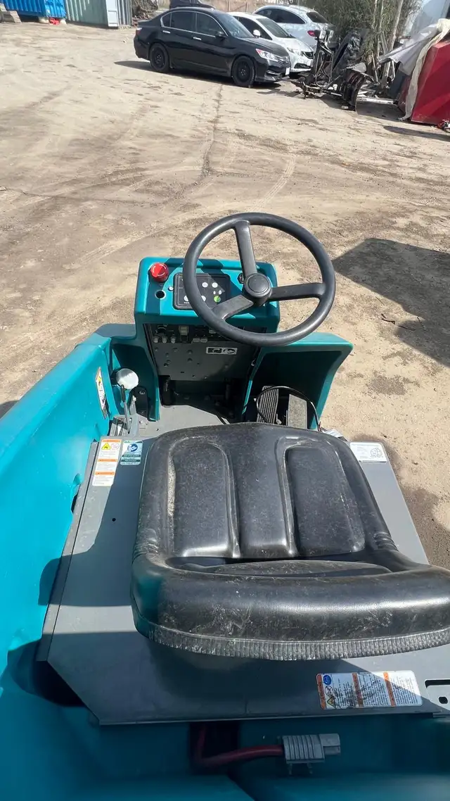 Tennant T-15 Commercial Cleaning Machine for Sale - Photo 4