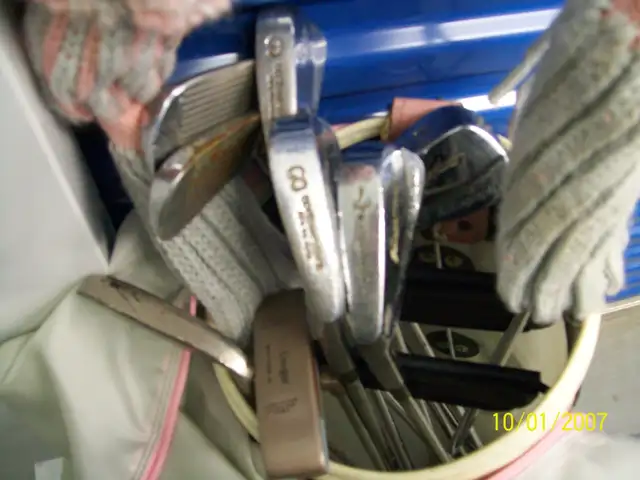 LADIES LEFT HAND GOLF CLUBS 11 clubs balls/tees $85/set. - Photo 2