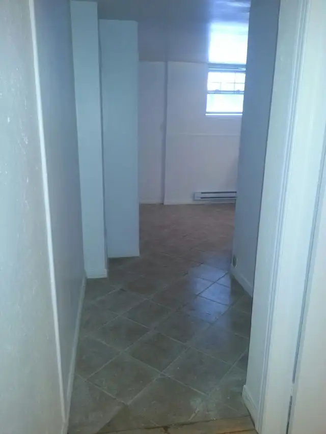 Lasalle: Beau 3 1/2 semi sous-sol, 4 électros,Juillet - Photo 2