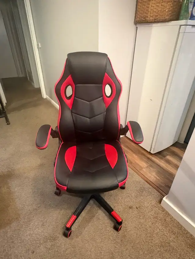 Free delivery used like new Ergonomic Gaming Chair Black & Red - Photo 4