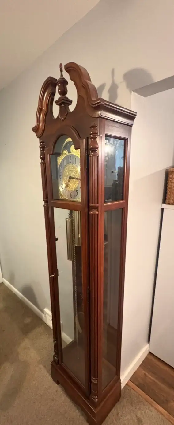 Free delivery used Howard Miller 'Jonathan' Grandfather Clock - Photo 3