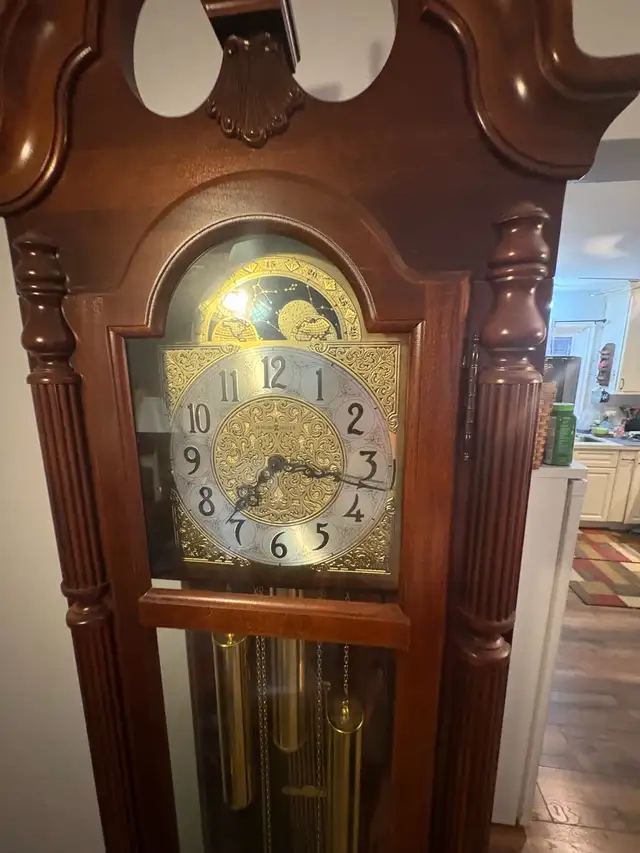 Free delivery used Howard Miller 'Jonathan' Grandfather Clock - Photo 4